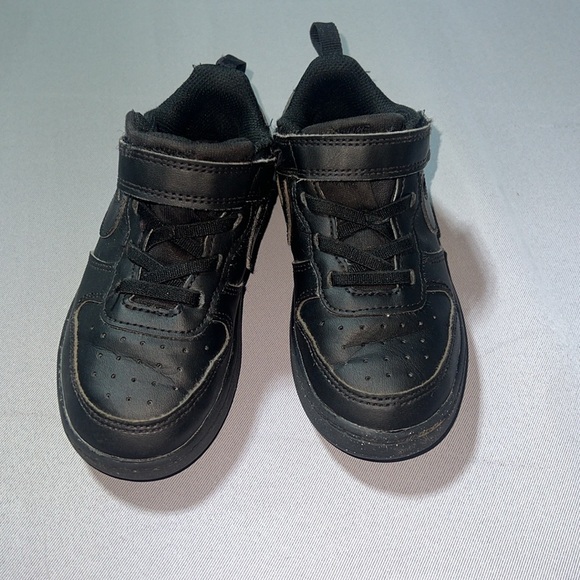 Kids Black Nikes - Picture 2 of 6